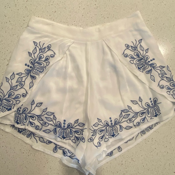 LF Rouge BrandShorts Size 8 White with blue embroidery NWT - Picture 1 of 8